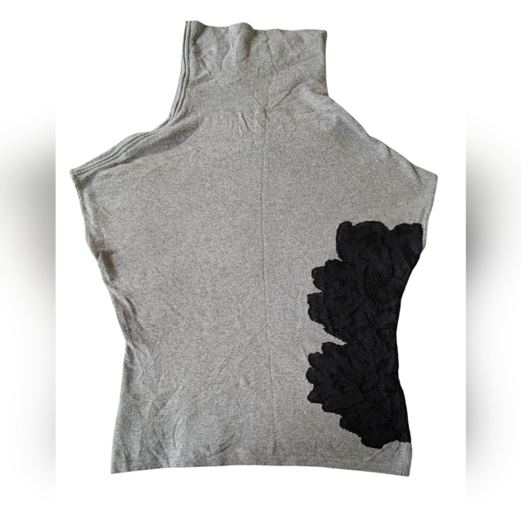 Escada Gray Turtleneck Sleeveless Sweater with Black Floral Applique sz M - Picture 2 of 8